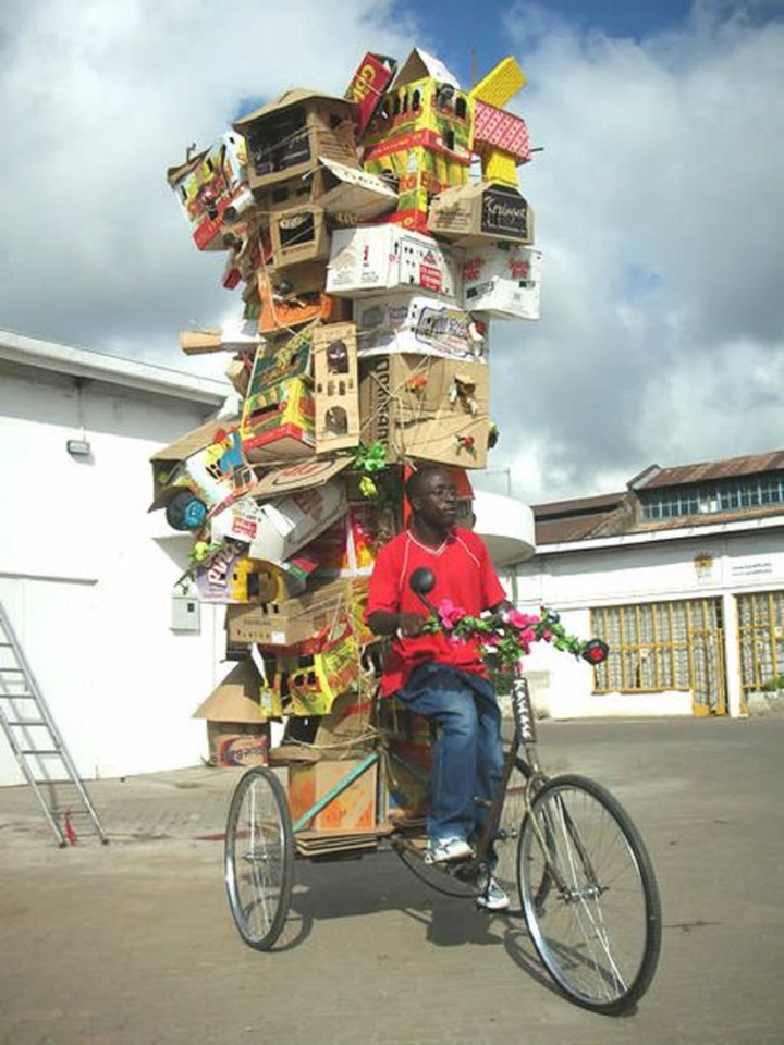 Tròn mắt với loạt ảnh như bước ra từ phim 'Thượng đế cũng phải cười' - 7