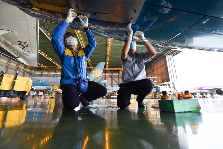 Dàn máy bay xếp hàng tại Tân Sơn Nhất chờ ngày cất cánh - 9