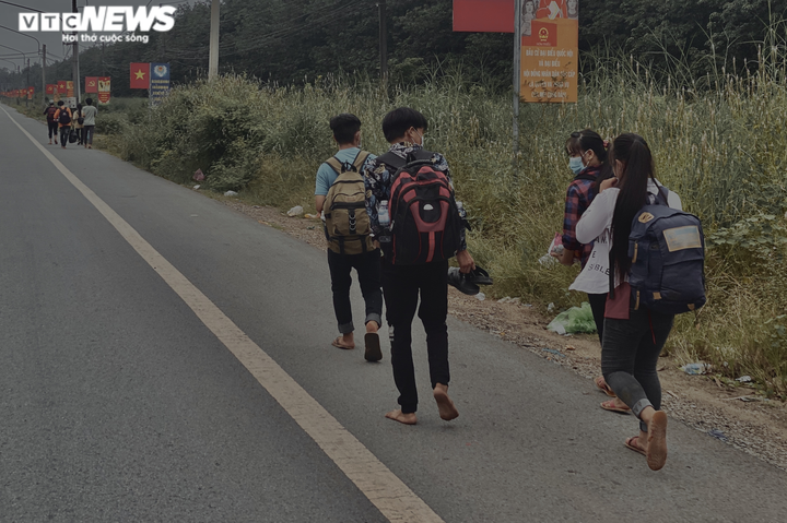 28 người dân tộc Đan Lai đi bộ từ Bình Dương về Nghệ An - 1