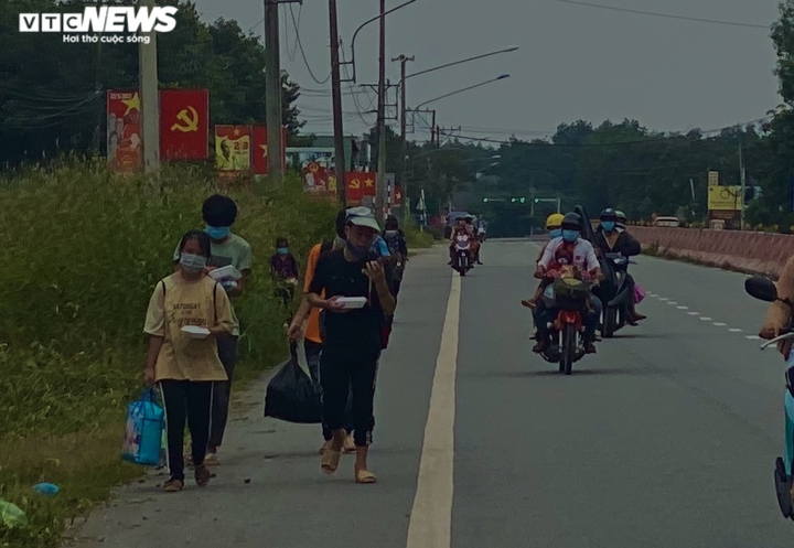 28 người dân tộc Đan Lai đi bộ từ Bình Dương về Nghệ An - 2