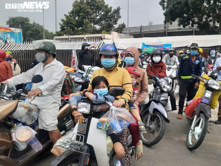 Đồng Nai hỗ trợ hơn 10.000 người lao động về quê - 8