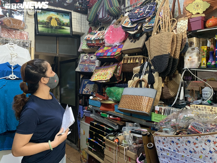 Mòn mỏi vì ế ẩm, cửa hàng lưu niệm ở phố cổ Hà Nội mở cửa chỉ để...hong đồ - 1