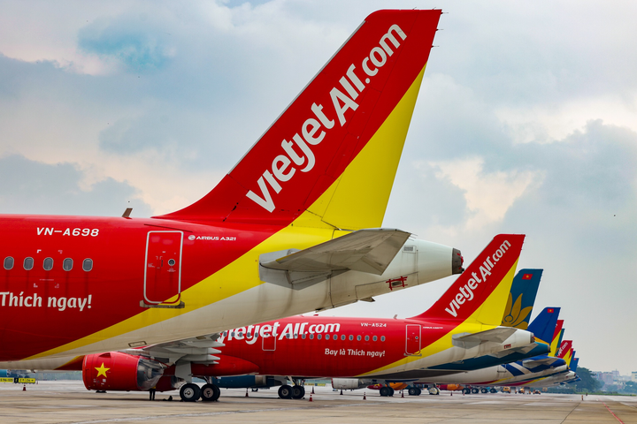 Dàn máy bay xếp hàng tại Tân Sơn Nhất chờ ngày cất cánh - 4