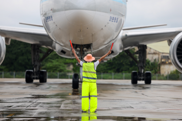 Dàn máy bay xếp hàng tại Tân Sơn Nhất chờ ngày cất cánh - 10