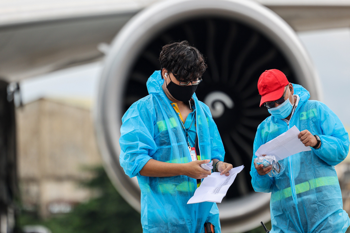 Dàn máy bay xếp hàng tại Tân Sơn Nhất chờ ngày cất cánh - 5