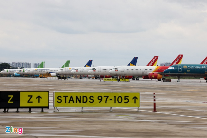 Dàn máy bay xếp hàng tại Tân Sơn Nhất chờ ngày cất cánh - 1