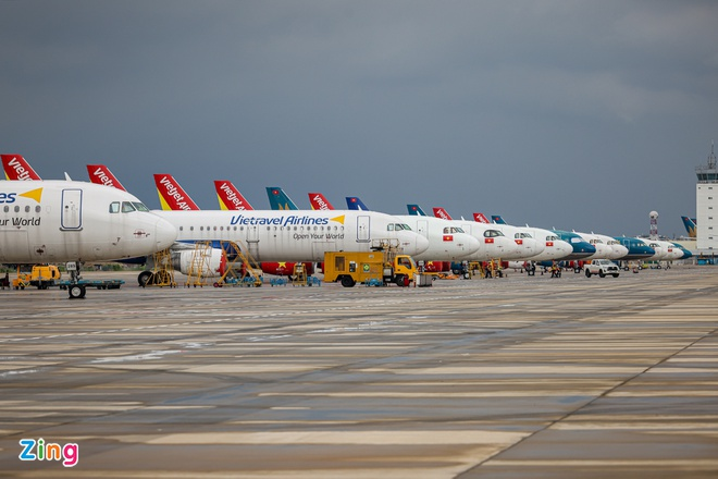 Dàn máy bay xếp hàng tại Tân Sơn Nhất chờ ngày cất cánh - 2