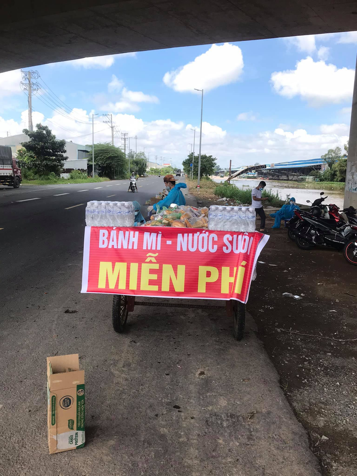 Ấm lòng ‘xăng 0 đồng’ trải dọc đường về quê, người dân tất bật tiếp tế bánh mì - 1