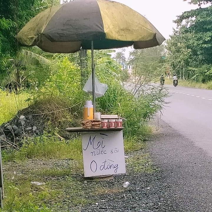 Ấm lòng ‘xăng 0 đồng’ trải dọc đường về quê, người dân tất bật tiếp tế bánh mì - 6