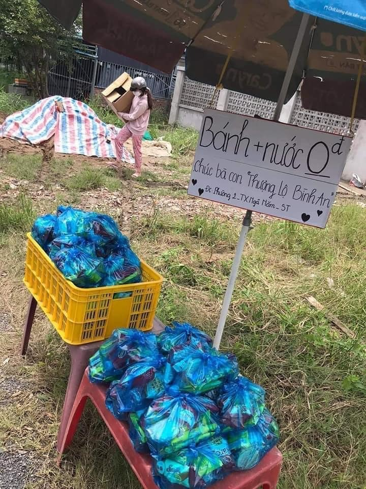 Ấm lòng ‘xăng 0 đồng’ trải dọc đường về quê, người dân tất bật tiếp tế bánh mì - 5