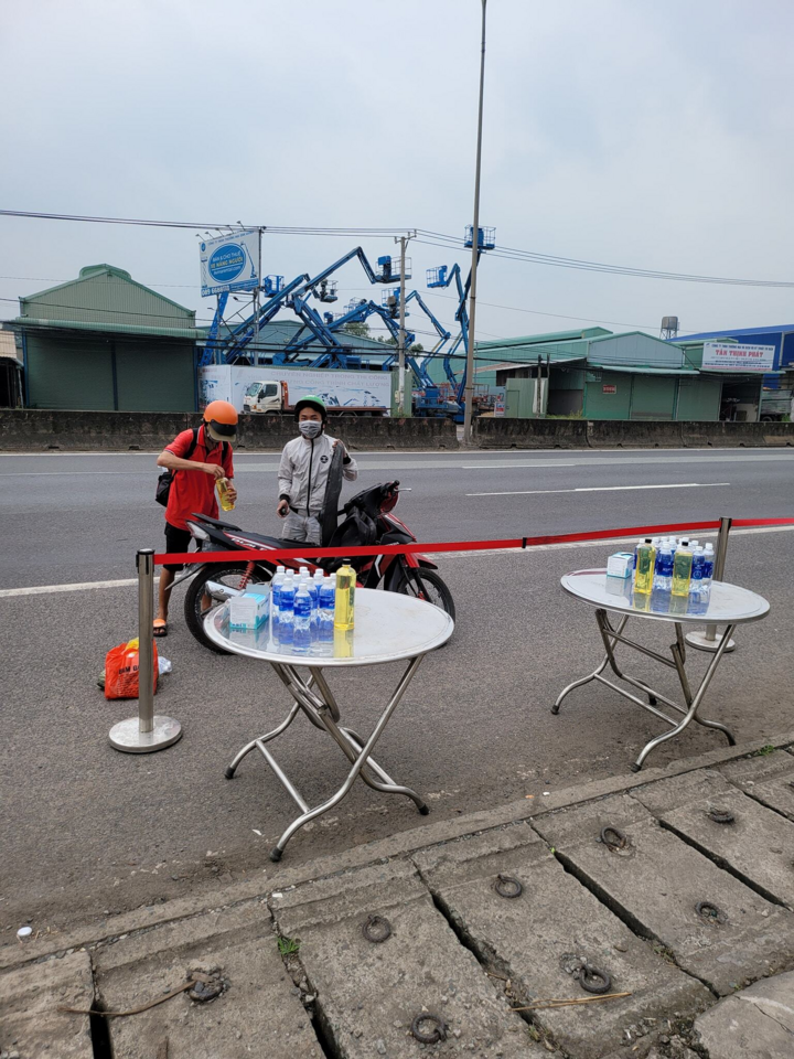 Ấm lòng ‘xăng 0 đồng’ trải dọc đường về quê, người dân tất bật tiếp tế bánh mì - 9