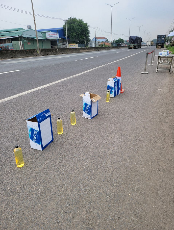 Ấm lòng ‘xăng 0 đồng’ trải dọc đường về quê, người dân tất bật tiếp tế bánh mì - 8