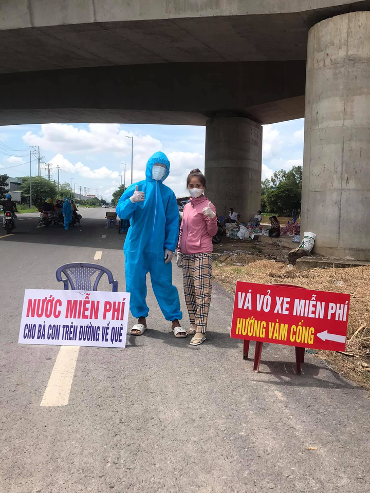 Ấm lòng ‘xăng 0 đồng’ trải dọc đường về quê, người dân tất bật tiếp tế bánh mì - 2