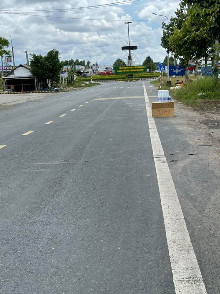 Ấm lòng ‘xăng 0 đồng’ trải dọc đường về quê, người dân tất bật tiếp tế bánh mì - 7