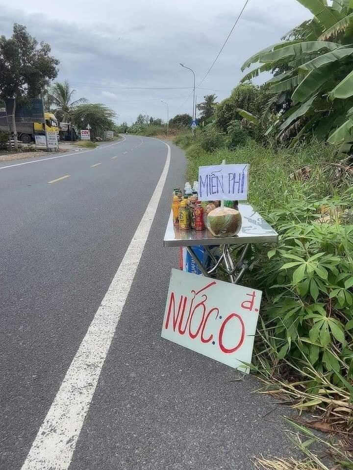 Ấm lòng ‘xăng 0 đồng’ trải dọc đường về quê, người dân tất bật tiếp tế bánh mì - 4