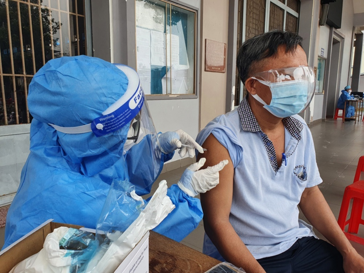 Thiếu bơm kim tiêm, Đồng Nai ùn ứ hơn 1,3 triệu liều vaccine - 1