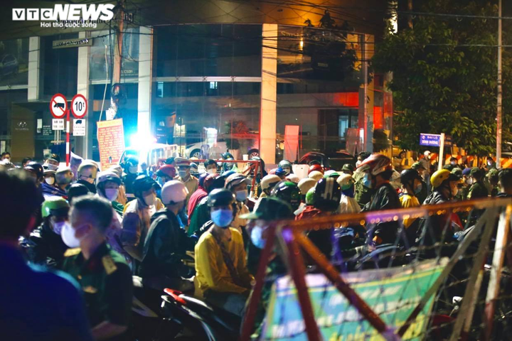 Doanh nghiệp ở TP.HCM và Bình Dương đang 'trầy trật' tìm người lao động - 1