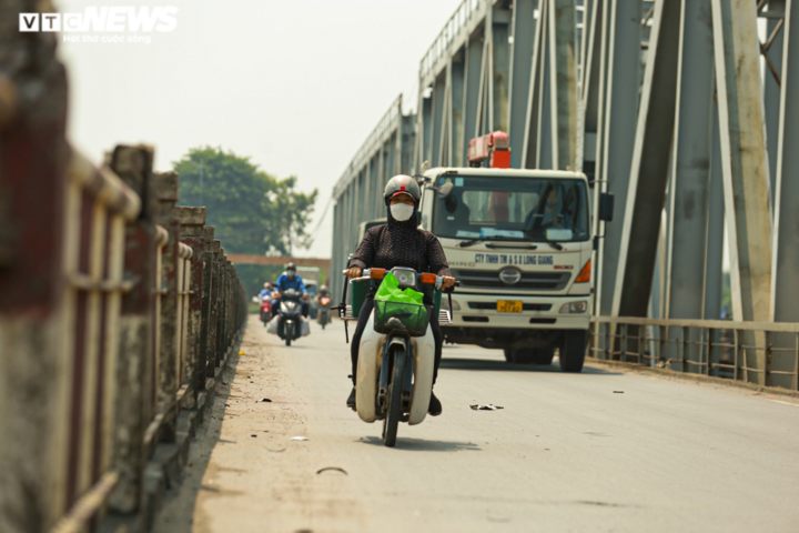Cận cảnh sự xuống cấp của cầu Đuống hơn 100 tuổi - 9
