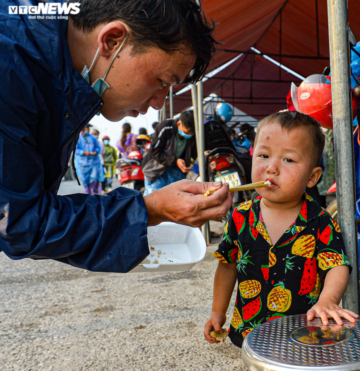 Ảnh: 500 người hồi hương ngồi bên lề đường Hà Nội ăn vội suất cơm tiếp tế - 7