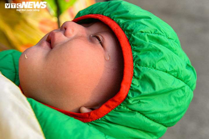 Ảnh: 500 người hồi hương ngồi bên lề đường Hà Nội ăn vội suất cơm tiếp tế - 5