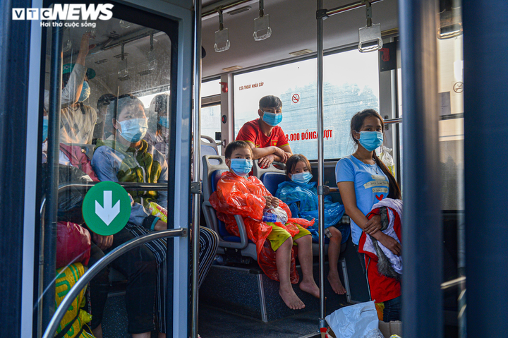 Ảnh: 500 người hồi hương ngồi bên lề đường Hà Nội ăn vội suất cơm tiếp tế - 12