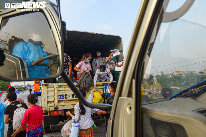 Ảnh: 500 người hồi hương ngồi bên lề đường Hà Nội ăn vội suất cơm tiếp tế - 3