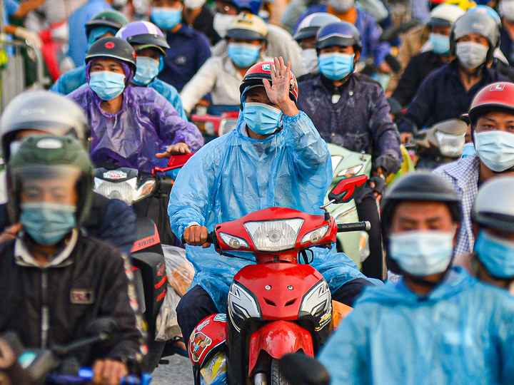 Ảnh: 500 người hồi hương ngồi bên lề đường Hà Nội ăn vội suất cơm tiếp tế - 13