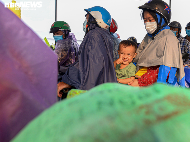 Ảnh: 500 người hồi hương ngồi bên lề đường Hà Nội ăn vội suất cơm tiếp tế - 2