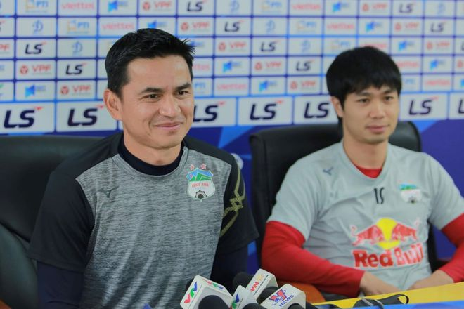 HLV Kiatisak: 'HAGL hưởng lợi khi chơi ở bảng tử thần' - 1