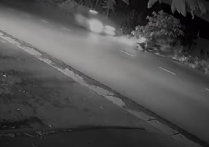 Chiến sĩ cảnh sát cơ động ở Hà Nội bị 2 ô tô tông liên tiếp - 1