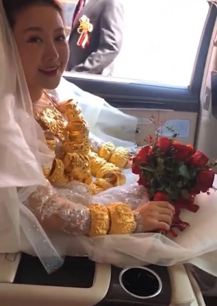 Cô dâu đeo 60 kg vàng trên cổ, khách lo lắng hỏi 'em có đau vai không?' - 2