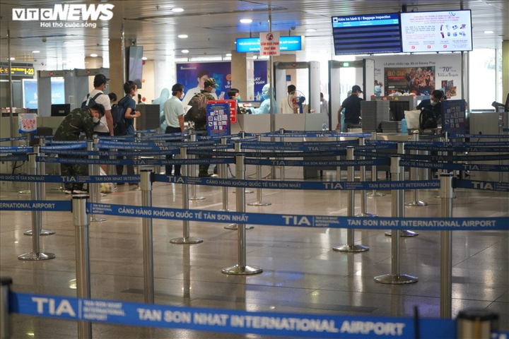 Ảnh: Sân bay Tân Sơn Nhất vẫn vắng lặng, có nơi không một bóng người - 7