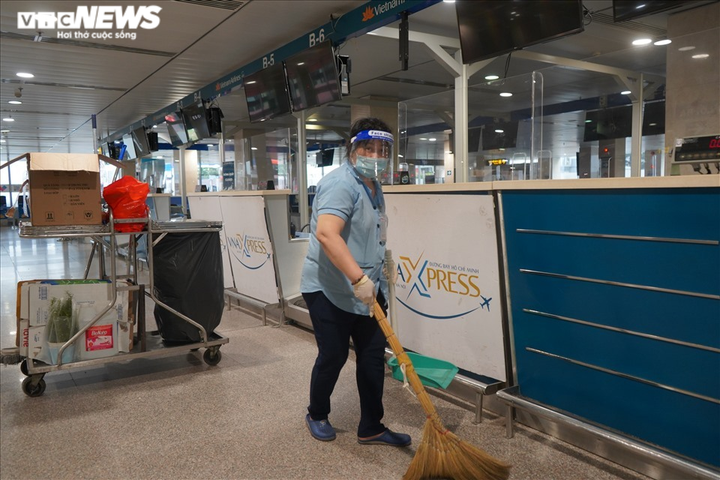 Ảnh: Sân bay Tân Sơn Nhất vẫn vắng lặng, có nơi không một bóng người - 5