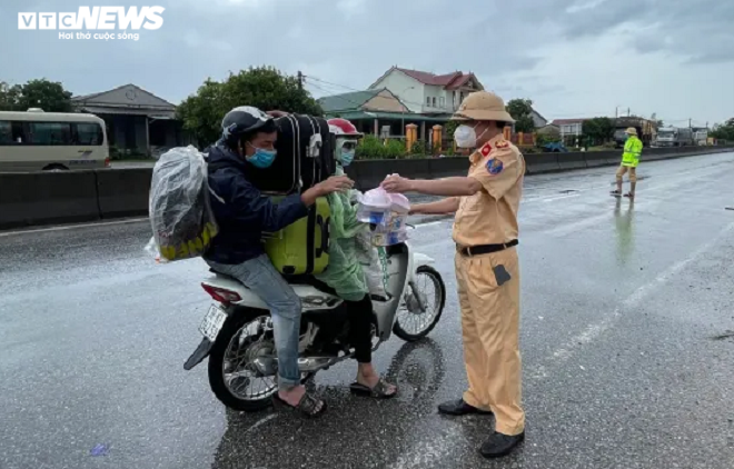 Đội mưa trao sữa, bánh, nước và sửa xe miễn phí cho người hồi hương - 3