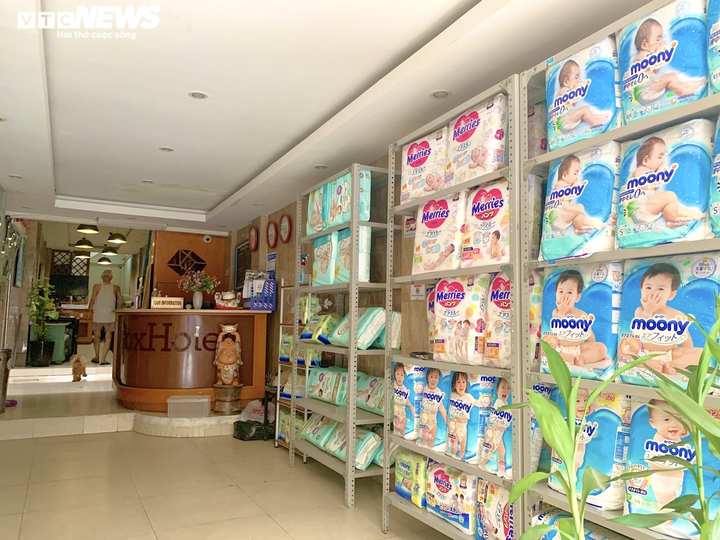 Khách sạn 'phố vàng' biến thành nơi bán bỉm, đồ ăn mang về - 1