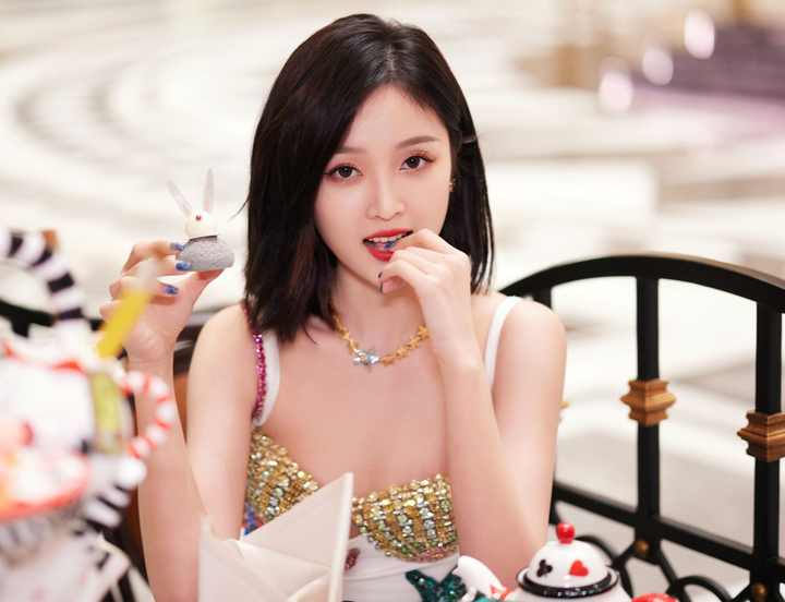 Dương Siêu Việt bị chê học vấn ảnh 6 Học vấn thấp, Triệu Lệ Dĩnh, Vương Nhất Bác thường xuyên bị 'bỉ bôi' - 6