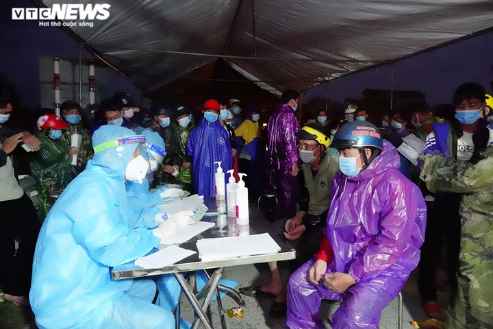 Ảnh: Những em bé sơ sinh theo bố mẹ vượt nghìn cây số về quê - 2