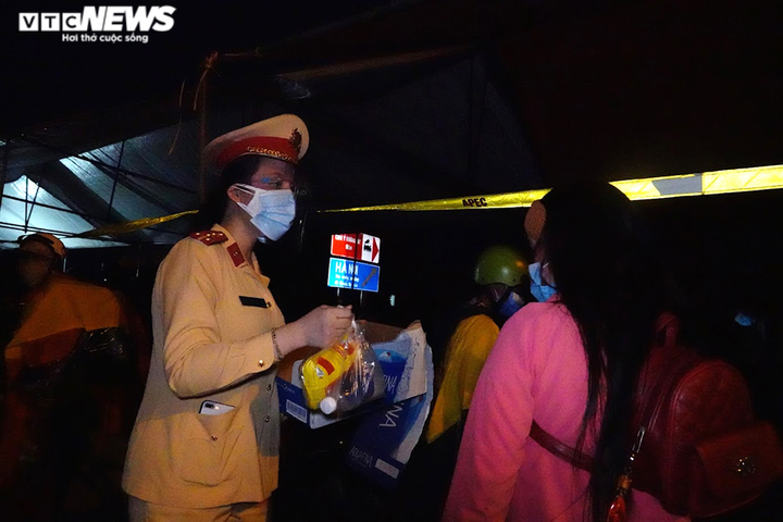 Ảnh: Những em bé sơ sinh theo bố mẹ vượt nghìn cây số về quê - 11