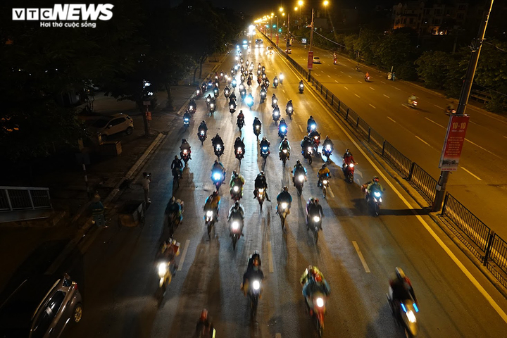 Ảnh: Những em bé sơ sinh theo bố mẹ vượt nghìn cây số về quê - 12