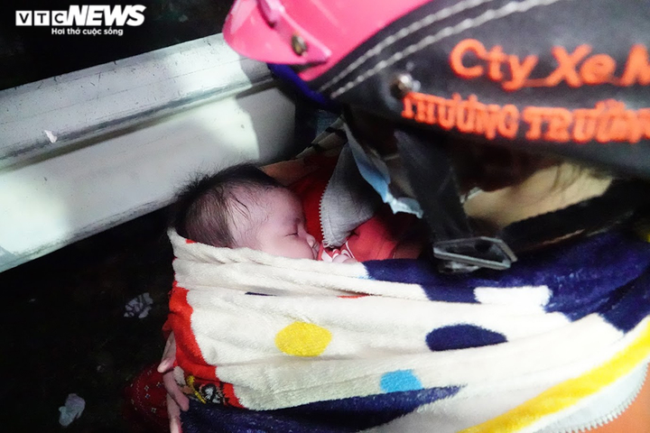 Ảnh: Những em bé sơ sinh theo bố mẹ vượt nghìn cây số về quê - 3