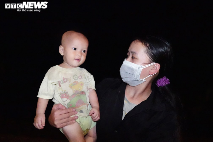 Ảnh: Những em bé sơ sinh theo bố mẹ vượt nghìn cây số về quê - 4