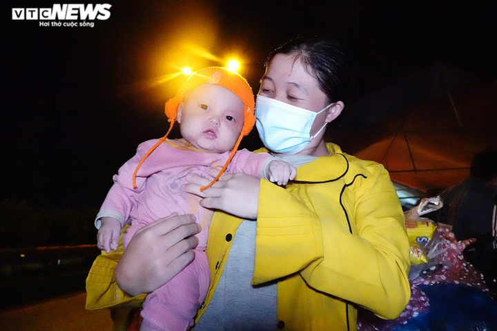 Ảnh: Những em bé sơ sinh theo bố mẹ vượt nghìn cây số về quê - 5