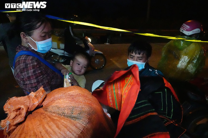 Ảnh: Những em bé sơ sinh theo bố mẹ vượt nghìn cây số về quê - 6