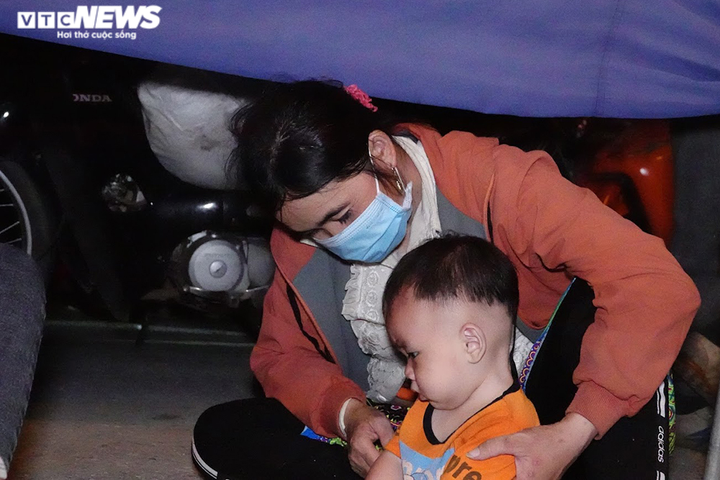 Ảnh: Những em bé sơ sinh theo bố mẹ vượt nghìn cây số về quê - 7