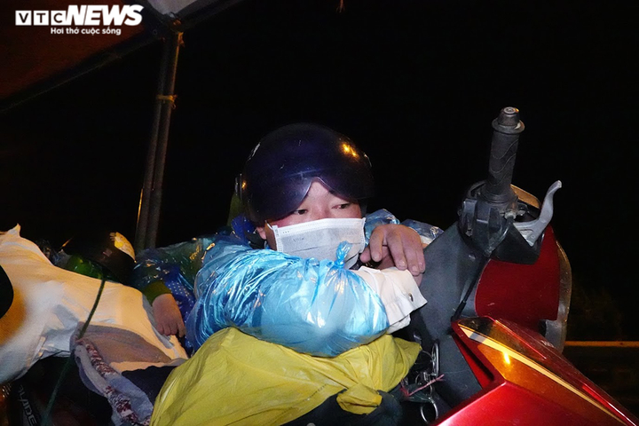 Ảnh: Những em bé sơ sinh theo bố mẹ vượt nghìn cây số về quê - 9