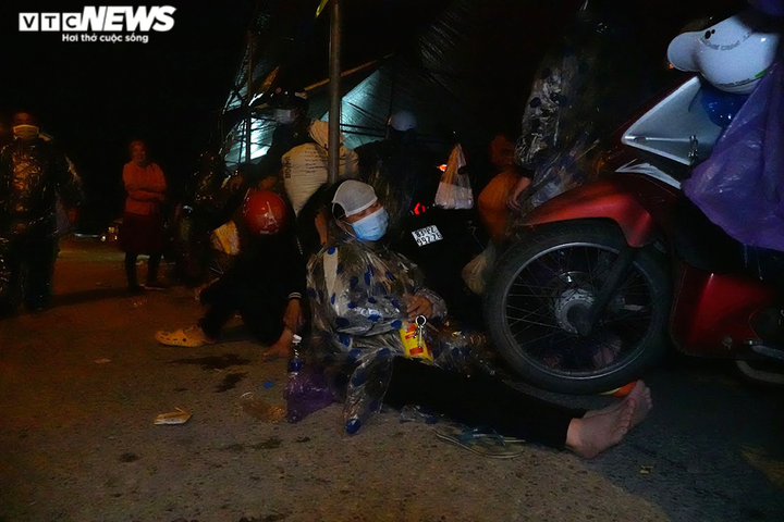 Ảnh: Những em bé sơ sinh theo bố mẹ vượt nghìn cây số về quê - 10