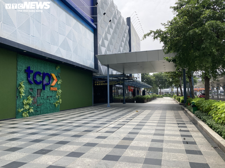 Ảnh: Sân bay Tân Sơn Nhất vẫn vắng lặng, có nơi không một bóng người - 4