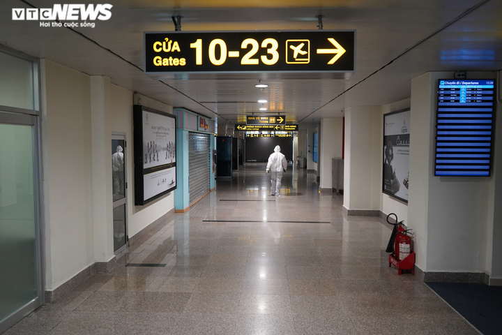 Ảnh: Sân bay Tân Sơn Nhất vẫn vắng lặng, có nơi không một bóng người - 8