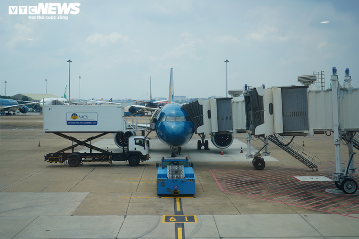 Ảnh: Sân bay Tân Sơn Nhất vẫn vắng lặng, có nơi không một bóng người - 9