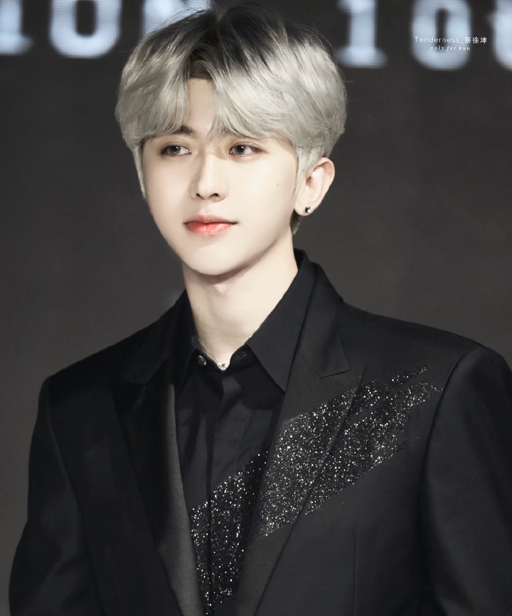 Dương Siêu Việt bị chê học vấn ảnh 4 Học vấn thấp, Triệu Lệ Dĩnh, Vương Nhất Bác thường xuyên bị 'bỉ bôi' - 4